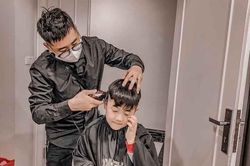 Dịch vụ cắt tóc lưu động nở rộ trong dịch COVID-19