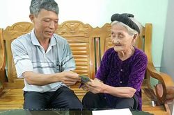 Rưng rưng quà quyên góp từ mẹ Việt Nam anh hùng, tuổi cao tinh thần chống dịch càng cao
