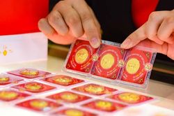 Giá vàng hôm nay 2/4: Thế giới chùng lại, trong nước treo cao