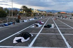 Giúp người vô gia cư giữ an toàn 2m, giới chức Las Vegas vẫn bị chỉ trích
