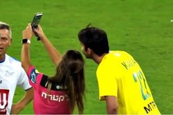 Nữ trọng tài bị sàm sỡ, vua sân cỏ rút thẻ vàng để selfie với Kaka