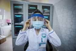 Nữ điều dưỡng tự chế mũ bảo hộ y tế ngăn giọt bắn chống dịch COVID-19
