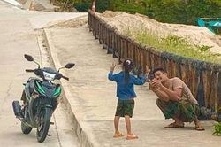 Ông bố dừng xe, chụp ảnh cho con gái nhỏ ở ven đường khiến bao người không khỏi 'rưng rưng'