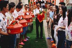 Hội bạn thân 'lầy lội' diện đồ của cha mẹ, đi dép tổ ong bưng tráp trong đám cưới 'không đụng hàng'