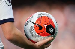 Ngoại Hạng Anh quyết định giống V-League: Khi nào an toàn mới đá lại