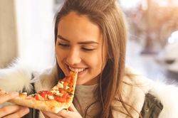 Ở nhà đặt bánh pizza, tại sao bạn nên nhớ dặn tiệm bánh 'để nguyên không cắt'?