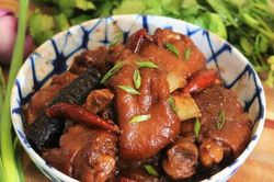 Cách làm chân giò heo om màu nâu cánh gián tại nhà