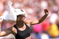 Brandi Chastain và pha cởi áo ăn mừng thay đổi lịch sử bóng đá