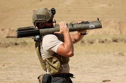 Lính Mỹ dùng súng chống tăng M72 chặn đường quân cảnh Nga ở Syria