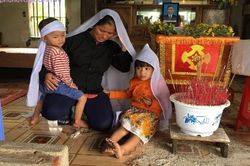 Cảm thương thai phụ tay bồng, tay dắt con thơ chịu tang chồng