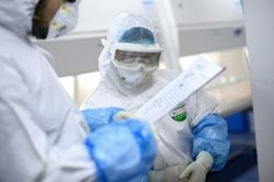 Phát hiện mới về sự lây nhiễm virus SARS CoV -2 từ người sang người