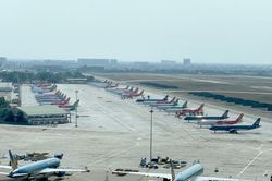 Máy bay 'đắp chiếu' la liệt tại sân bay Nội Bài và Tân Sơn Nhất