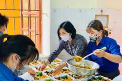 Suất cơm ấm lòng mùa dịch của tuổi trẻ Nghệ An
