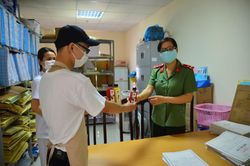 Tặng 3000 chai nước ép cho y bác sĩ dù cửa hàng phải tạm nghỉ vì COVID - 19