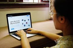 Làm việc online mùa dịch: Chồng điểm danh thay để vợ ăn cơm
