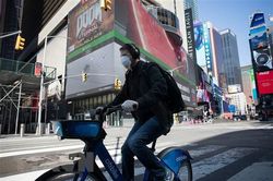 Thị trưởng New York khuyến cáo người dân đeo khẩu trang khi ra ngoài