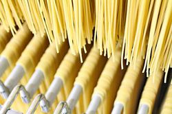 Italy sản xuất mì Ý không kịp bán giữa mùa dịch COVID-19