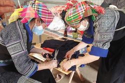 Phụ nữ Yên Bái chung tay may, phát khẩu trang miễn phí
