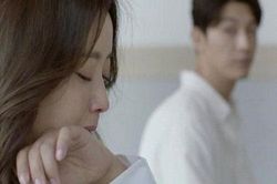 Trên đường đi đăng ký kết hôn với người mới thì gặp chồng cũ, anh gượng cười đưa tôi một túi đồ khiến tôi bật khóc ngay tại chỗ