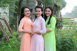 Bức ảnh 3 người phụ nữ mặc áo dài khiến cộng đồng mạng tranh cãi: 'Ai là mẹ, ai là con?'