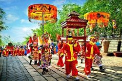Chạm miền đất Tổ