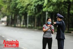 Hà Nội: Nhắc nhở những người đang cố ra đường không vì mục đích thiết yếu