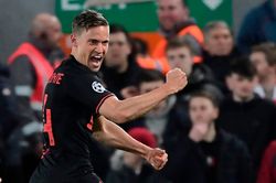 Sao Atletico kỷ niệm chiến thắng trước Liverpool theo cách độc đáo