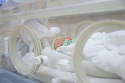 Sản phụ đang cách ly vì dịch Covid-19 sinh tam thai