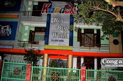 Bắt quả tang hơn chục đối tượng đang 'bay lắc' trong quán karaoke