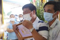 Trao Huy hiệu Tuổi trẻ dũng cảm cho chiến sĩ hi sinh lúc làm nhiệm vụ