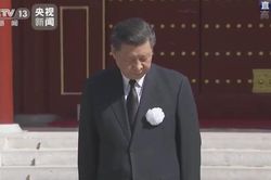 Chủ tịch Tập đeo hoa trắng, toàn dân Trung Quốc cúi đầu tưởng niệm nạn nhân COVID-19