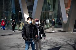Nhiều người dân New York đeo khẩu trang để phòng, chống dịch COVID-19