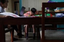 Phụ huynh Mỹ Latin gặp khó với việc dạy con ở nhà mùa dịch COVID-19