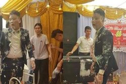 Đang đứng trên sân khấu, chú rể bất ngờ bị hội bạn 'úp' bánh gato khắp người nhưng nhìn cô dâu mới thương cảm