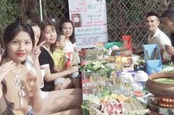 Thấy anh chàng 5 năm chưa có người yêu, hội bạn thân gom tiền làm banner 'rao bán' khiến ai cũng choáng