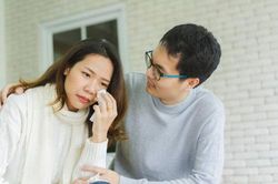 Chưa kịp vui mừng vì vợ chịu sinh con, tôi đã phải 'chết điếng' khi chiều nay cô ấy trở về nhà với khuôn mặt tái nhợt và lẳng lặng nằm lên giường không chịu nói một lời