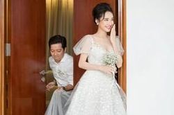 Trường Giang rón rén vén váy cho Nhã Phương khi bà xã tạo dáng trong lễ đính hôn một năm trước