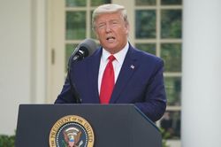 Covid-19: Mỹ khuyến cáo người dân che mặt khi ra đường, riêng ông Trump từ chối