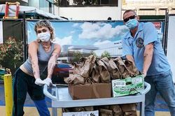 Kỷ niệm hẹn hò 'cộp mác' Miley Cyrus: Tặng 120 chiếc bánh taco cho bệnh viện