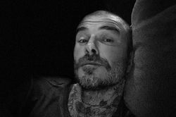 David Beckham 'xuống tóc' kêu gọi chống dịch COVID-19