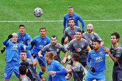 Bóng đá thế giới tê liệt vì COVID-19, Belarus thì không