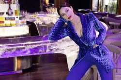 'Tượng đài nhan sắc' Monica Bellucci đẹp không tưởng ở tuổi 56