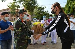 Võ Hoàng Yến trao tặng hàng ngàn khẩu trang, nước rửa tay cho khu cách ly Bình Dương