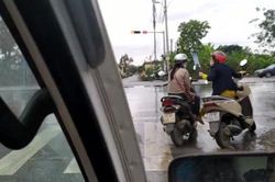 Lại thêm hai cô gái dừng xe giữa vạch kẻ đường để 'buôn chuyện' như ở nhà