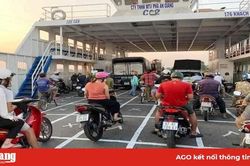 Công ty TNHH MTV Phà An Giang vẽ bàn cờ carô trên phà, để hành khách đứng đúng khoảng cách