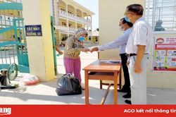 Trao giấy chứng nhận 13 người hoàn thành cách ly tập trung ở Phú Tân