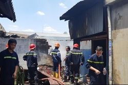 Cháy nhà tạm lan sang xe nâng, xe đầu kéo