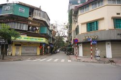 Ra đường không có lý do cần thiết: 3 người đầu tiên ở Hà Nội bị phạt
