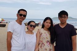 Cuộc sống hạnh phúc của NSND Trung Anh bên vợ và hai con
