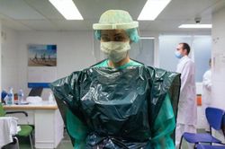Nhân viên y tế tại Anh nhiễm Covid-19 vì dùng đồ bảo hộ quá hạn